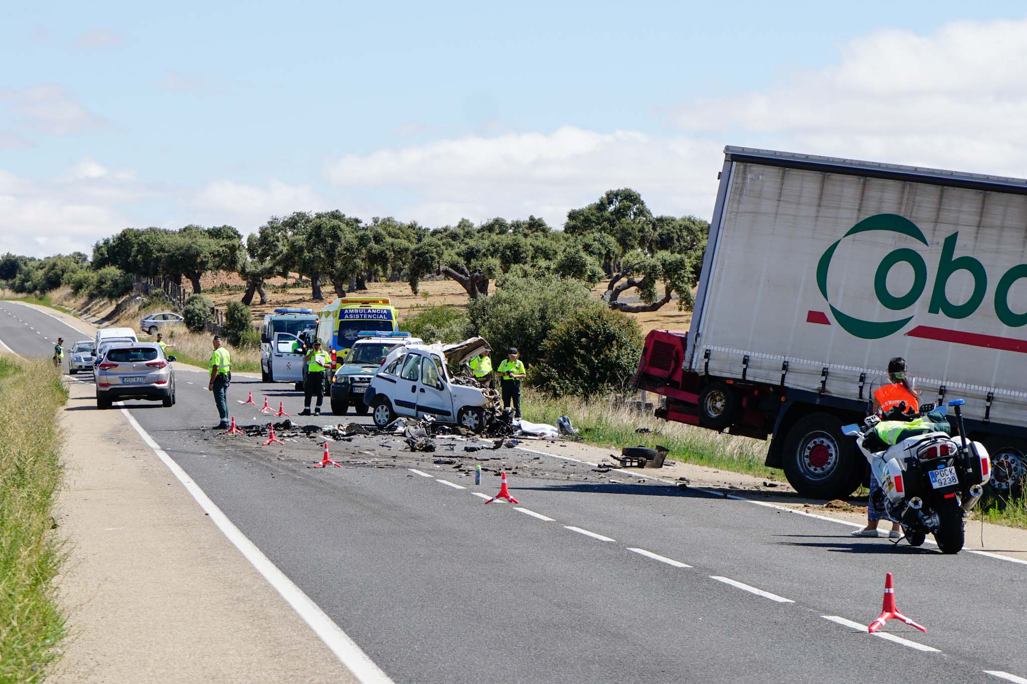 Fallece un hombre en una brutal colisión entre un camión y una furgoneta en la carretera de Vecinos (Salamanca)