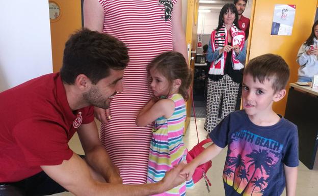 Los socios de la Cultural renuevan ilusión bajo la mirada de los jugadores