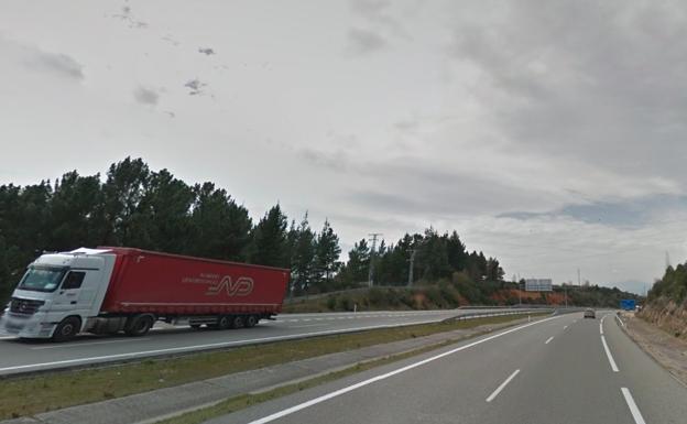 Herido el conductor de un camión de Correos tras volcar en la mediana de la A-6, a su paso por Bembibre