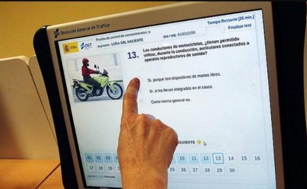 Utiliza el móvil para que le chiven las respuestas del examen de conducir, lo pillan y sale huyendo