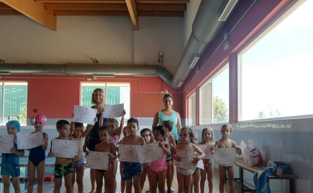 Valencia de Don Juan clausuró su curso de natación del mes de julio