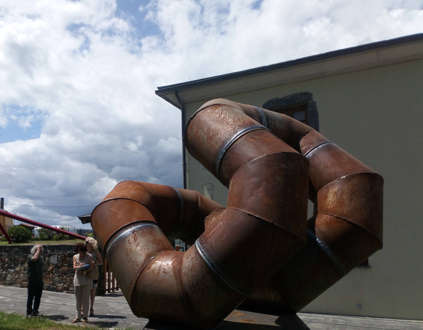 El leonés Carlos Cuenllas instala una escultura sobre reciclaje de la ONGD SED en Asturias