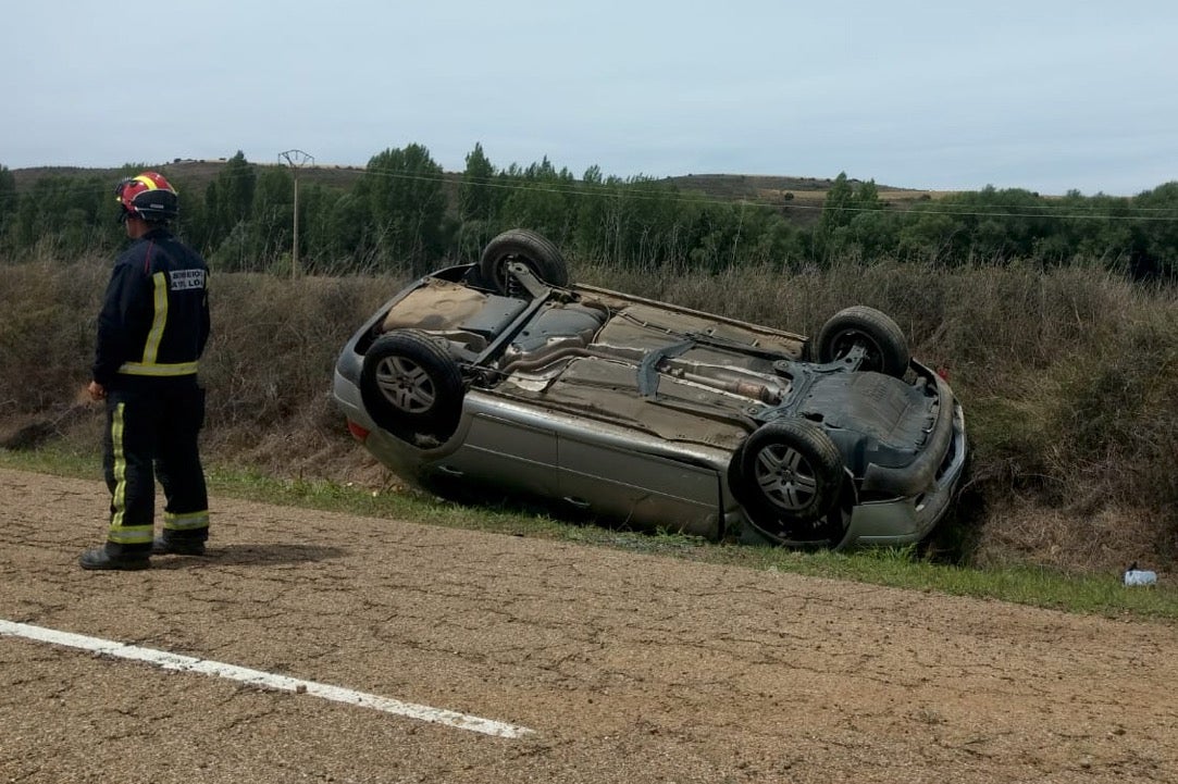 Los Bomberos de León excarcelan a una mujer atrapada tras el vuelco de un coche en Villarmún