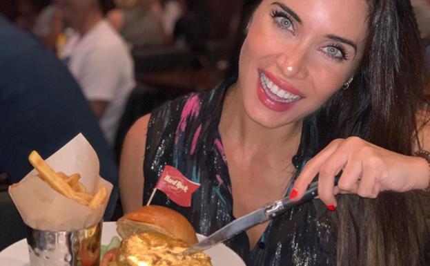 Las redes sociales estallan contra Pilar Rubio por comerse una hamburguesa «con una lámina de oro»