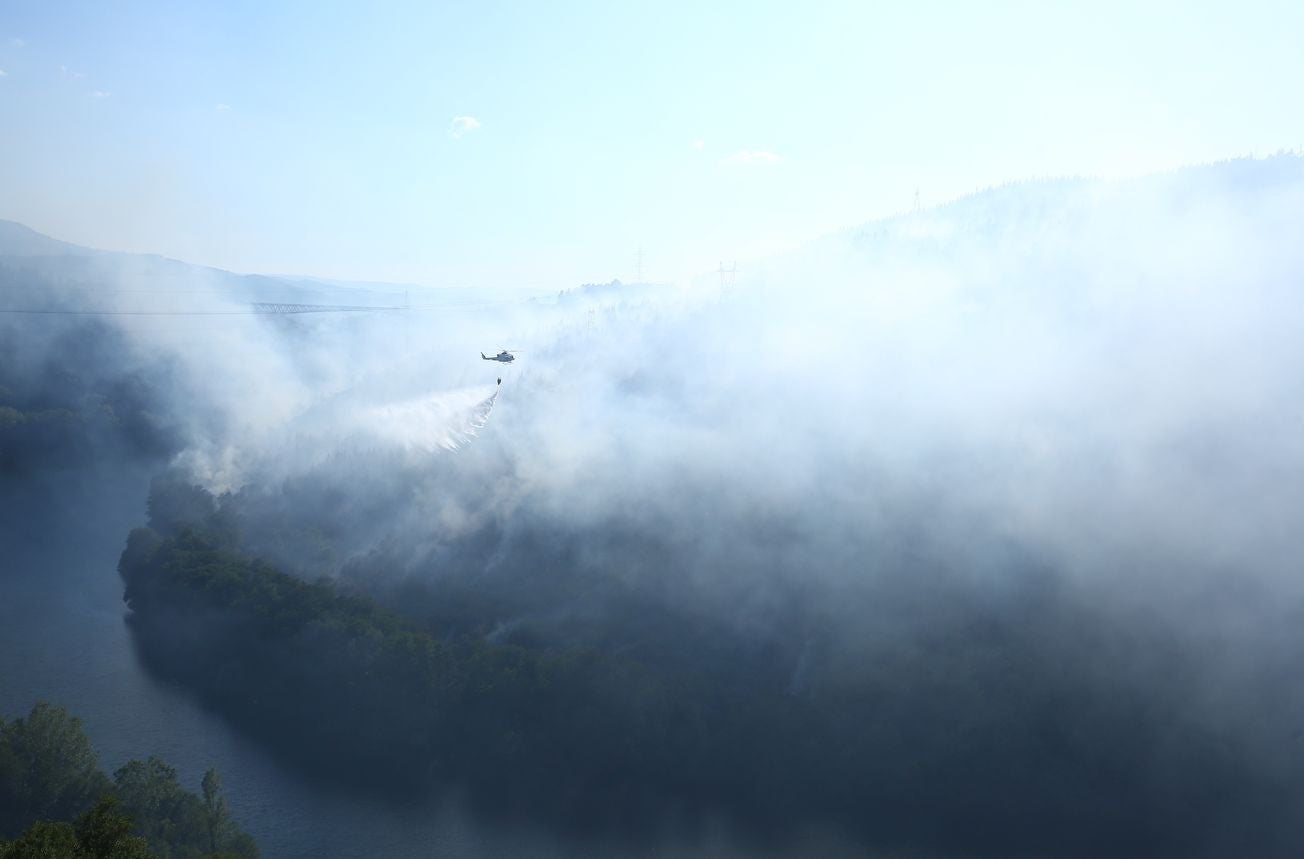 Fuego en el pantano de Bárcena