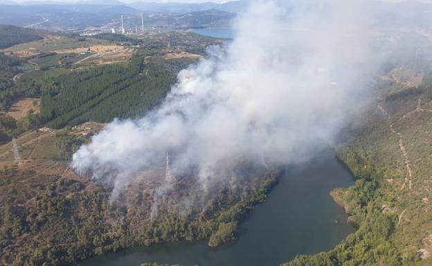 Controlado el fuego en Ponferrada después de calcinar 13 hectáreas de pino, roble y matorral
