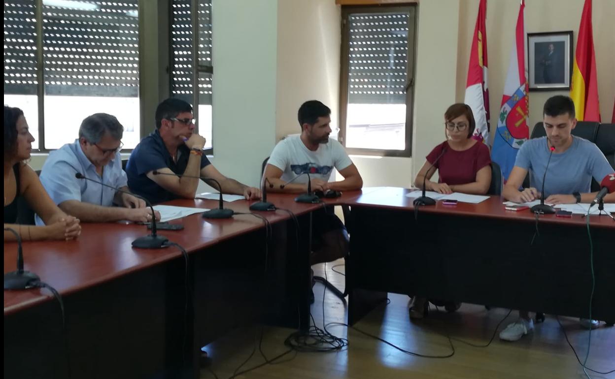 Advierten de un pacto entre PSOE y PP en Cacabelos para aprobar los sueldos del equipo de Gobierno