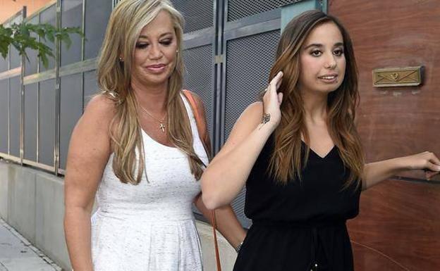 El sorprendente nuevo aspecto de Andrea Janeiro en la boda de Belén Esteban