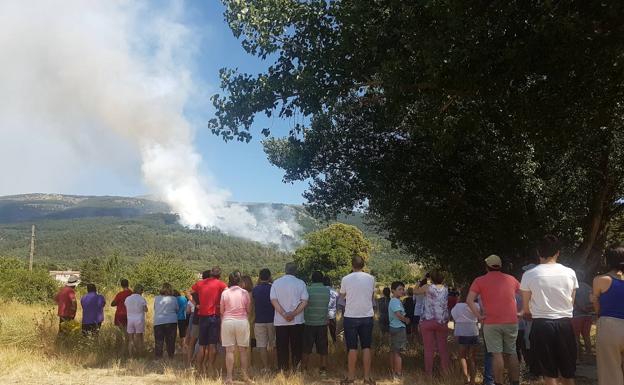 Un incendio entre los jardines del Palacio Real de La Granja y El Chorro amenaza el Parque Nacional de Guadarrama
