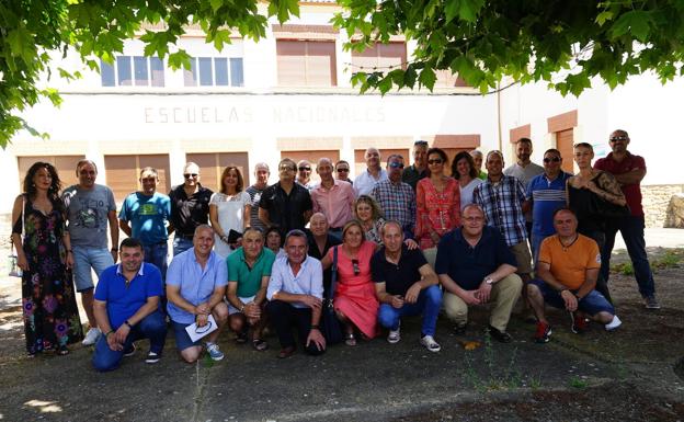 La Quinta del 69 de Boñar vuelve al colegio que les vio crecer en un emotivo reencuentro