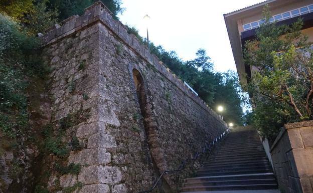 Fallece un niño de tres años al caer desde cuatro metros en Covadonga