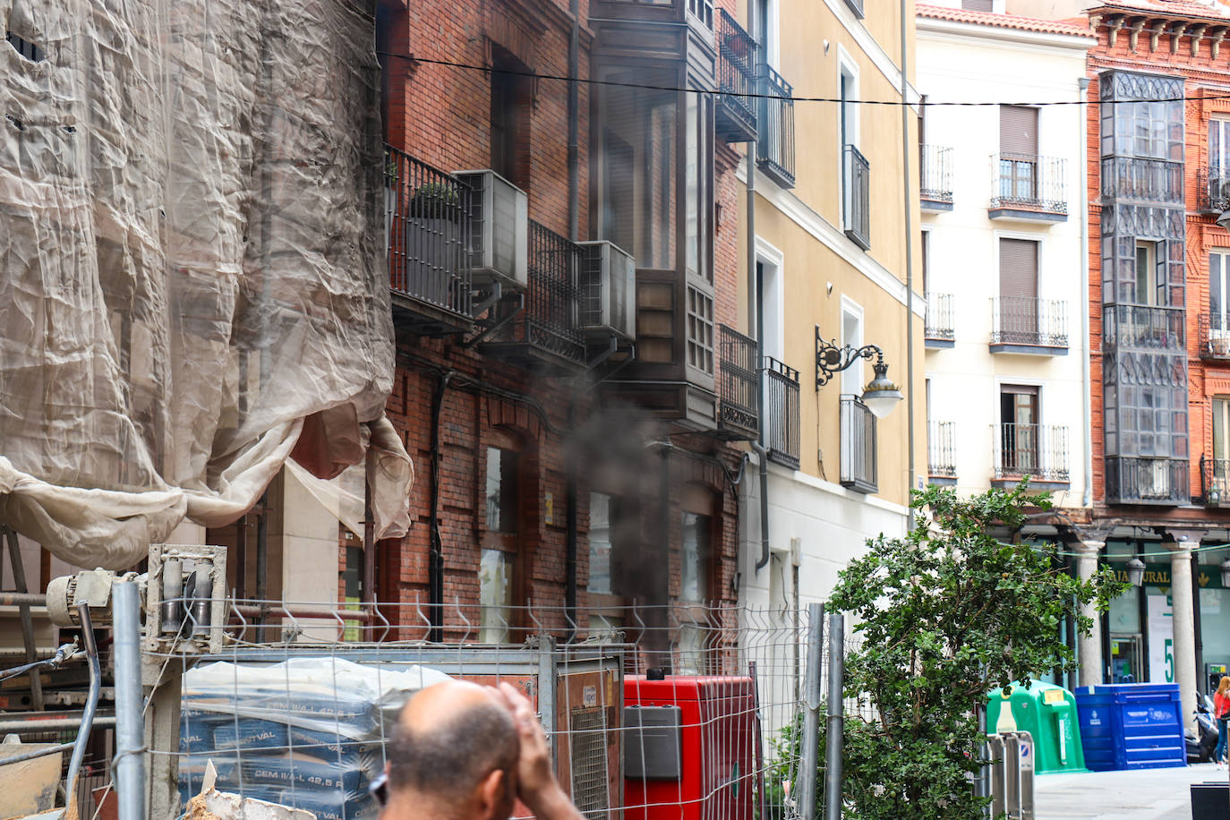 El denso humo de un generador causa alarma entre los vecinos y comerciantes del centro de Valladolid