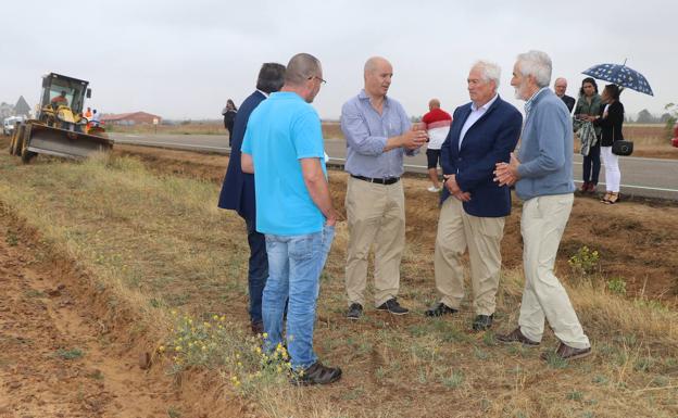 Adiós al topillo en León: la Junta actúa en 80 kilómetros de cunetas para destruir sus huras