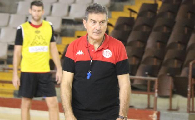 El Abanca Ademar trabaja a contrarreloj para completar la plantilla antes del inicio de la Asobal