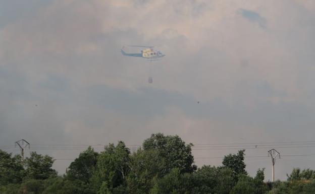 El incendio de un coche provoca un gran incencio forestal en el entorno de Villaquilambre