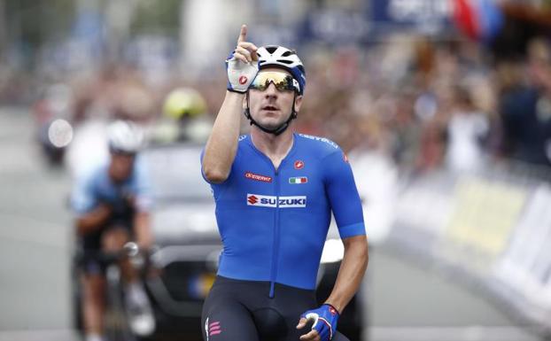 Viviani se corona campeón en un esprint con Lampaert