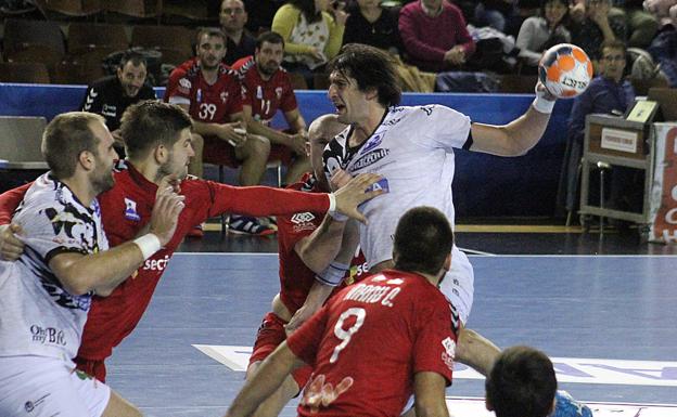 El retraso en la recuperación de Vieyra lleva a Cadenas a pensar en un sustituto