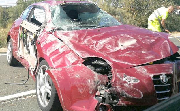 Un herido tras sufrir un espectacular accidente en la carretera de Cistierna