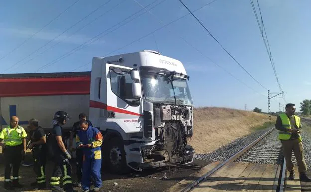 El Alvia entre Alicante y Santander con 266 pasajeros colisiona con un camión en el paso a nivel de Husillos en Palencia