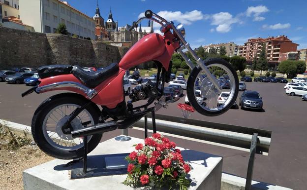 El Motoclub 'Los Despeinaos' organizan una ofrenda floral al Monumento al Motorista