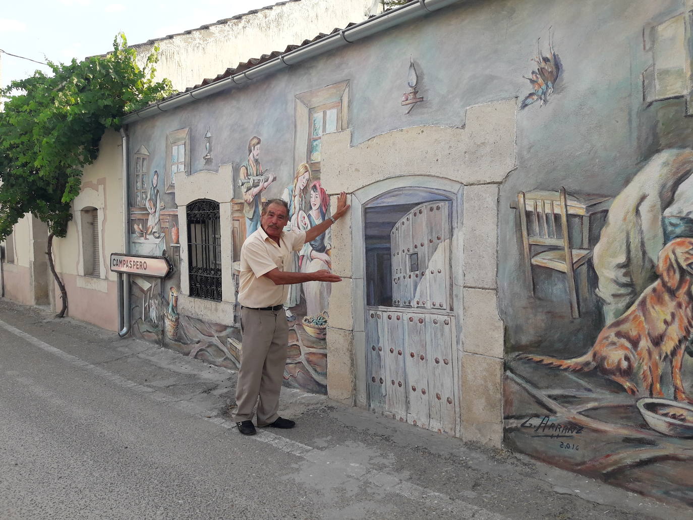 Marcelino junto a uno de los murales que ha pintado en Moraleja de Cuéllar./