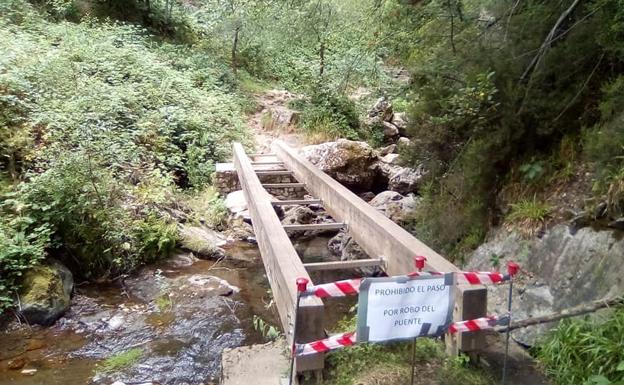 Roban la pasarela de acceso a la Cascada de Nocedo por tercera vez en los últimos cinco años