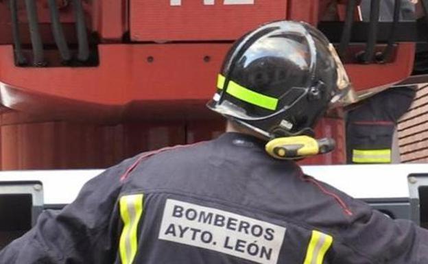 Los Bomberos controlan un fuego en unos residuos en el Polígono de Onzonilla