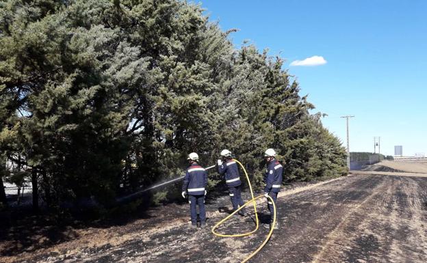 Un incendio provoca daños en las parcelas de dos viviendas y una nave en Cisneros