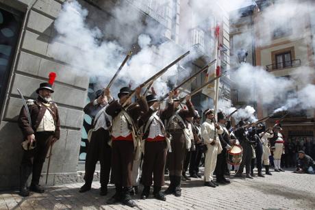 Recreacionistas vestidos con uniformes de época representan por las calles de Oviedo el levantamiento de las tropas asturianas contra Napoleón en 1808. / Mario Rojas