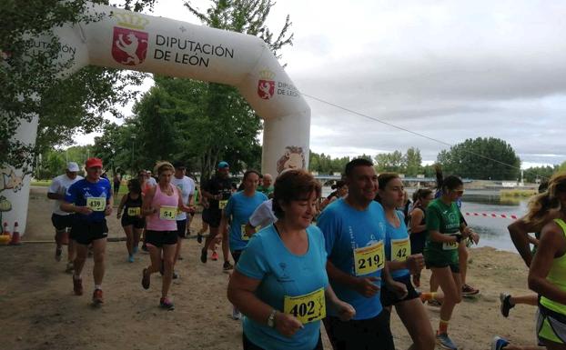 Kevin Viñuela se lleva la VI carrera popular 'Ayuntamiento de Santa Marina del Rey'