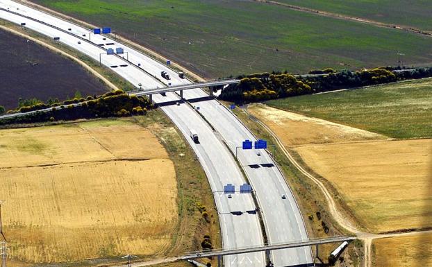 Castilla y León suma 576 kilómetros de tramos viarios con riesgo para el transporte de mercancías peligrosas