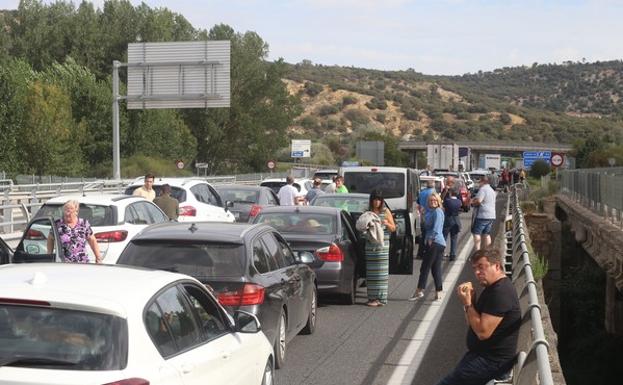 Cortada la A-62 en sentido Burgos por una colisión entre un camión de cerdos y un bus en Cordovilla la Real