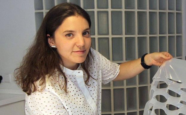 Muere la joven diseñadora leonesa Elena Zapico en un accidente de tráfico en la plaza madrileña de Cibeles