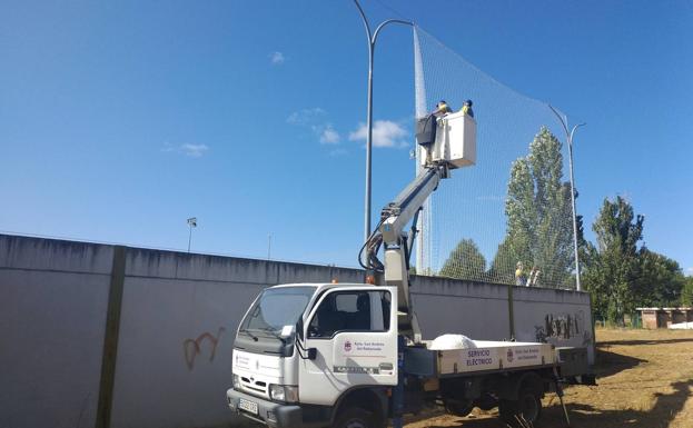 La concejalía de Deportes renueva las redes del campo de fútbol de San Andrés para mejorar la protección de las instalaciones