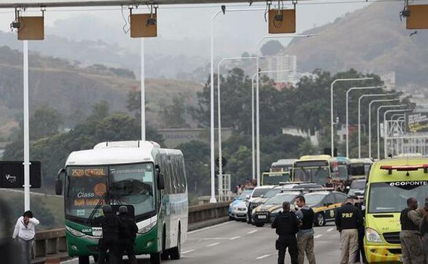 La Policía abate a tiros al secuestrador de Río de Janeiro y libera a los rehenes