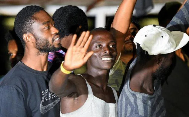 El Open Arms atraca en el puerto de Lampedusa tras la orden de la Fiscalía italiana