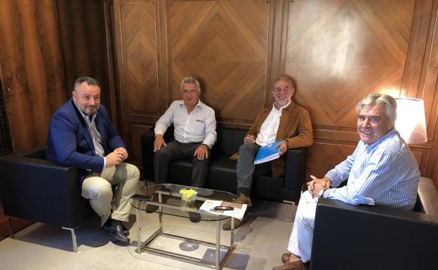 Morán recibe a los presidentes de la Casa de León en Sevilla y de la Asociación de Pendones del Reino de León