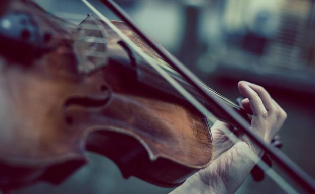 Un dúo de violines cierra el ciclo Corteza de Encina del Teatro de los Templarios de Ponferrada