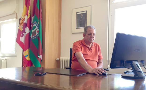 Carlos Gutiérrez pretende que los vecinos estivales se empadronen «para aumentar los servicios»