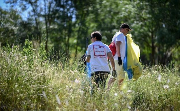 Cruz Roja y SeoBirdLife recogieron 132 kilos de basura en la Laguna de Villadangos del Páramo