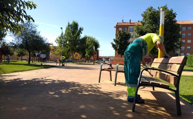San Andrés acomete la reparación de medio centenar de bancos en estado de deterioro