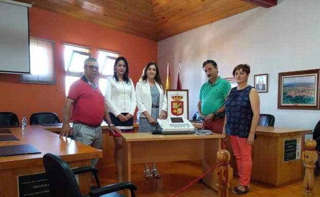 Chozas de Abajo regala un electroscopio a su médica para que los pacientes no se desplacen a León