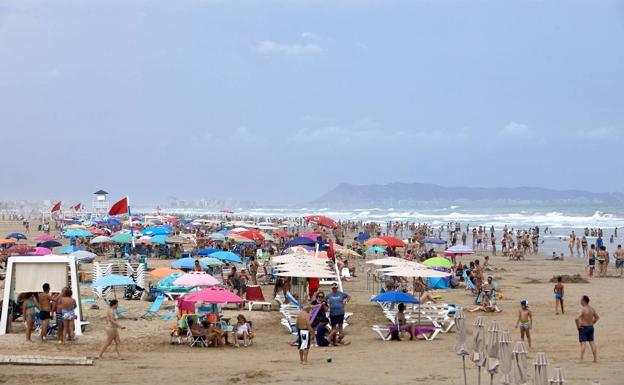 La caída de turistas extranjeros dificulta el verano al sector hotelero