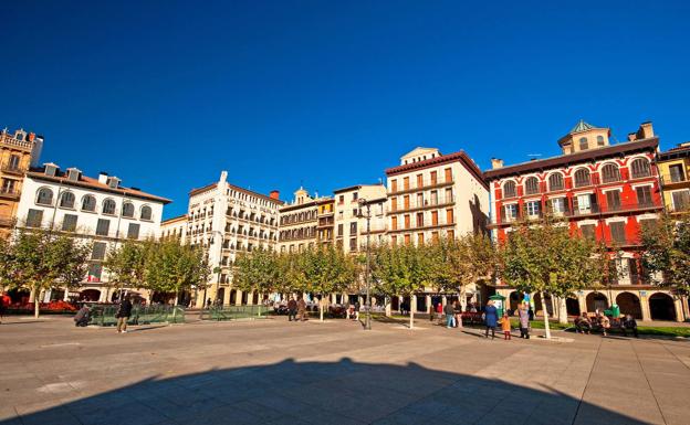 Muere una mujer al caer desde un cuarto piso en Pamplona