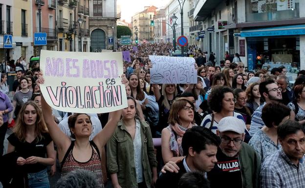 La fiscalía pide 21 meses de prisión para un vallisoletano por burlarse de la víctima de la Manada en Twitter