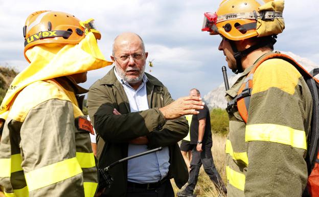 Declarado un incendio en Horcadas originado al caerse un cable del tendido eléctrico