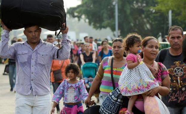 Unos 1.400 venezolanos pasan de Colombia a Ecuador por un pequeño paso de 2 días