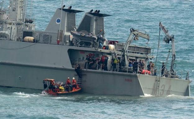 Los buceadores de la Armada tratan de «salvar» el cazaminas encallado en la zona del accidente del avión