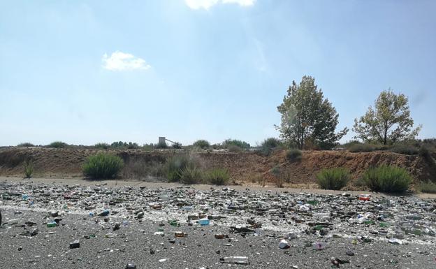 La pérdida de mercancía de un camión cargado de vidrio limita el tráfico en la A-66 en Onzonilla