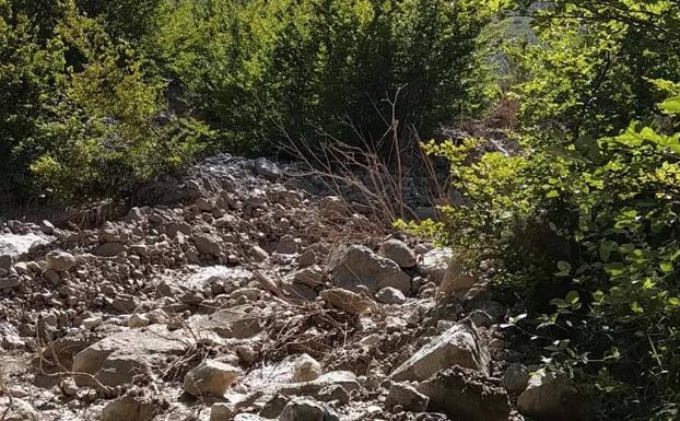 Una tormenta provoca un corte en la subida a Collado Jermoso y tiñe de blanco el río Cares